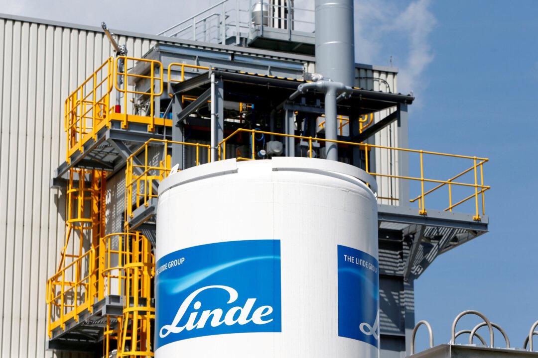 Linde Shares Drop as Praxair Merger Hits US Antitrust Hurdle
