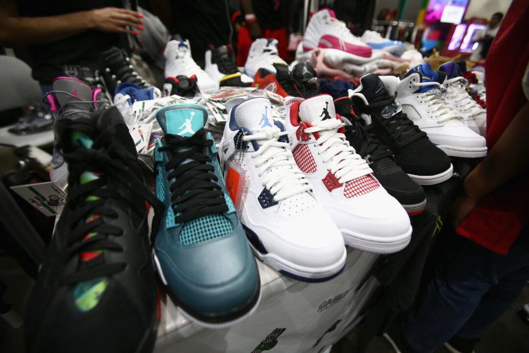 In New York, Authorities Apprehend 5 People for Importing Fake Nike Sneakers From China