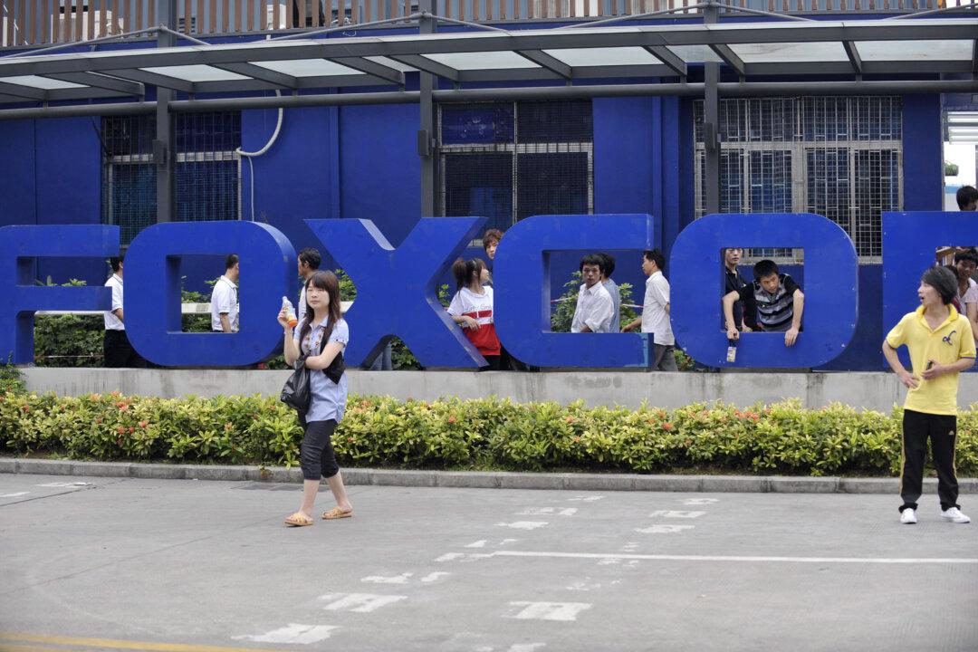 Apple Goods Valued at More Than $1 Million Said Stolen by Workers From Foxconn Factory in China