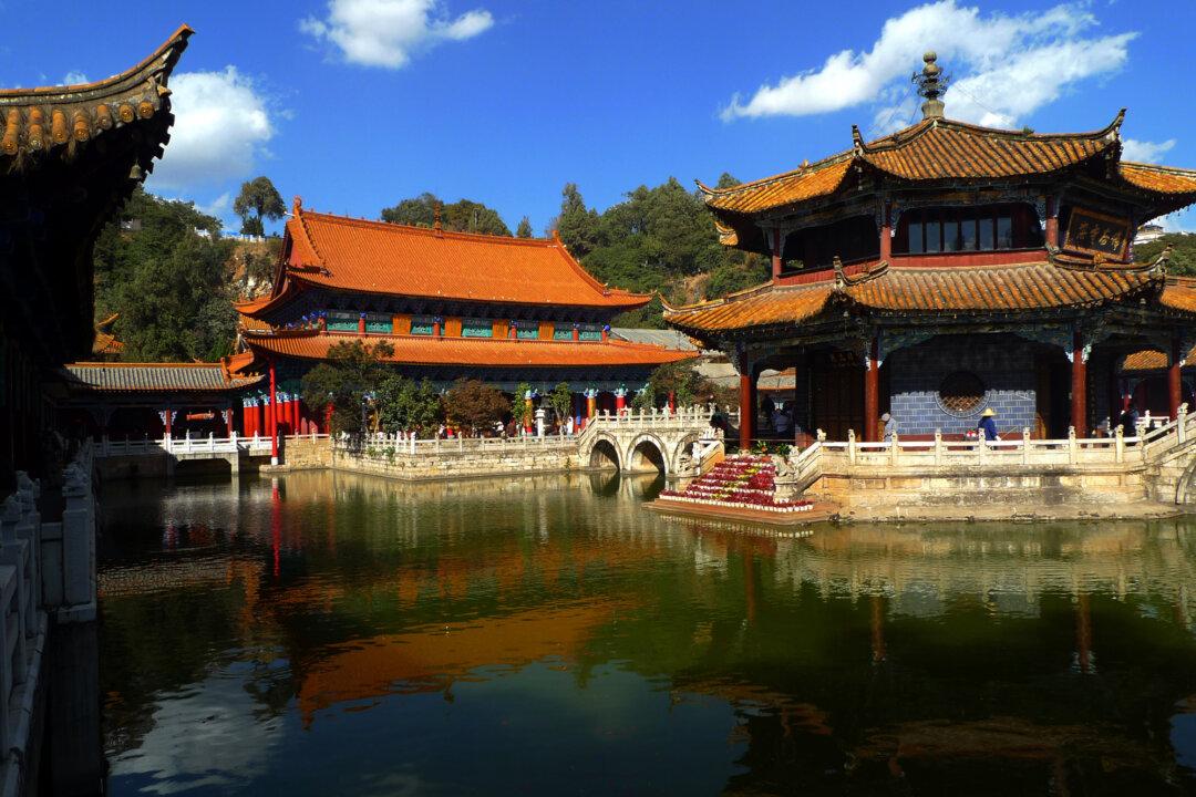 Rumored Special Buddhist Service Reveals Chinese Wish to Emigrate to US, Even in Next Life