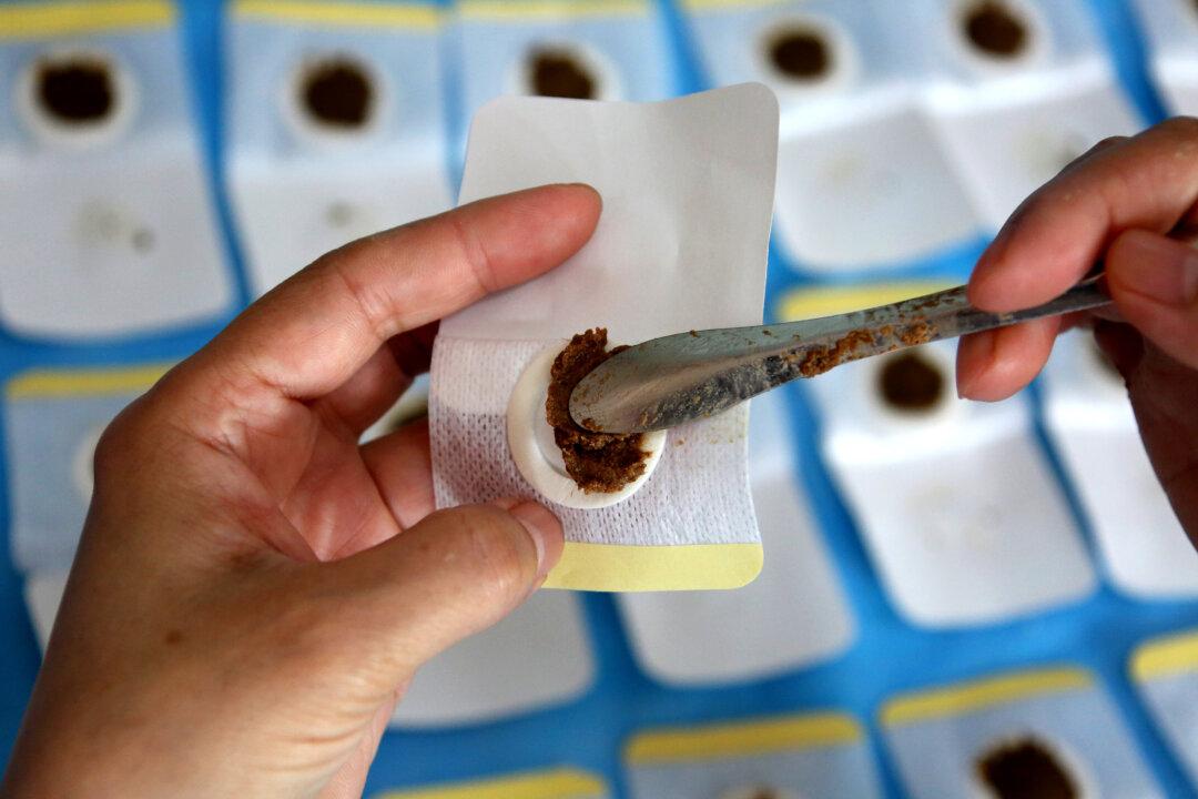 Chinese Hospital Gets Slap on Wrist for Selling Fake Traditional Chinese Medicine