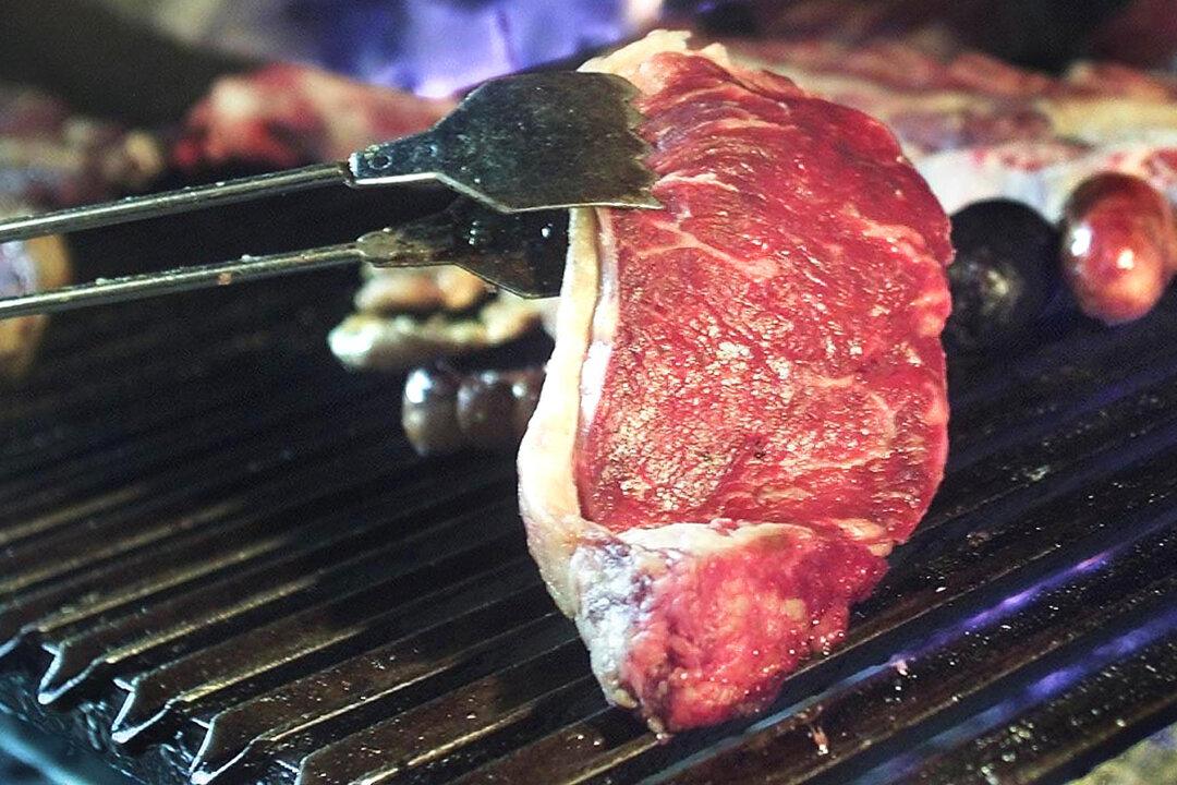 Watch How Some Chefs Use ‘Meat Glue’ in a Steak