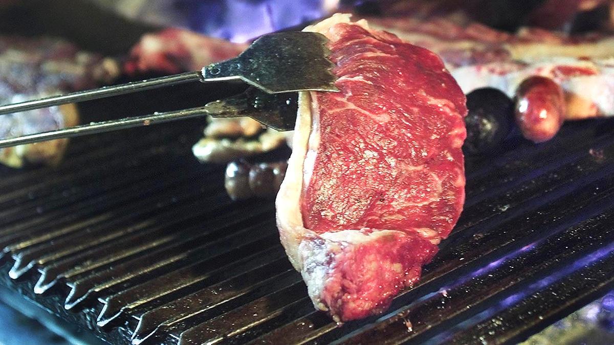 Watch How Some Chefs Use ‘Meat Glue’ in a Steak