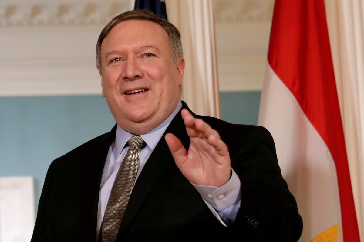 U.S. Secretary of State Mike Pompeo waves to the media before his meeting with Egyptian Foreign Minister Sameh Shoukry at the State Department in Washington, on Aug. 8, 2018. (Yuri Gripas/Reuters/File Photo)