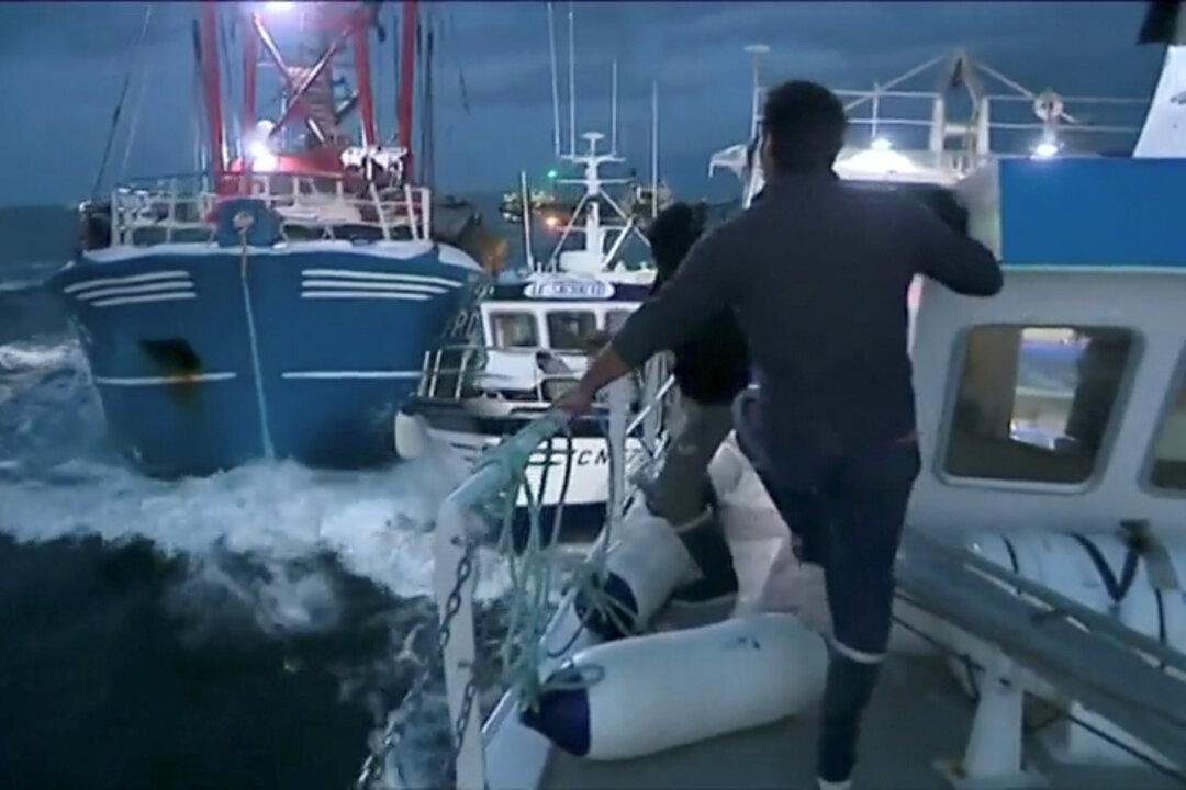 French, British Fishermen Duel in Channel Over Scallop-Fishing Rights
