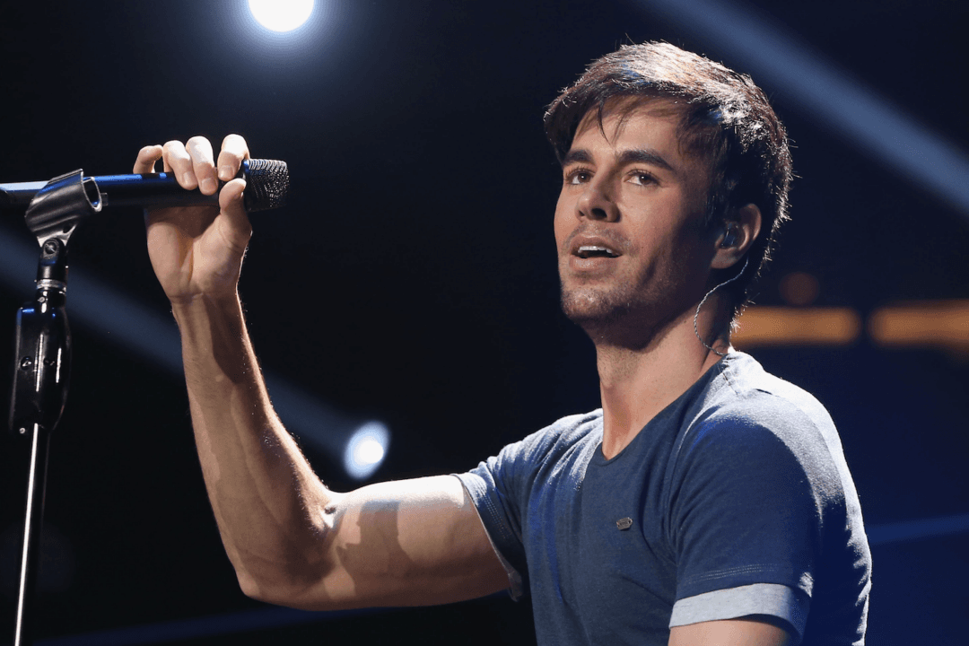 Enrique Iglesias Runs Like a Turkey to Make His Twins Laugh