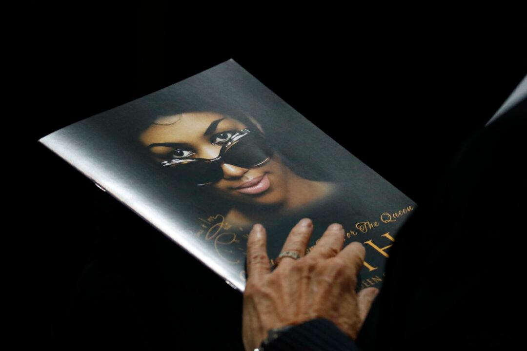 Funeral for Aretha Franklin Begins With Prayers, Songs