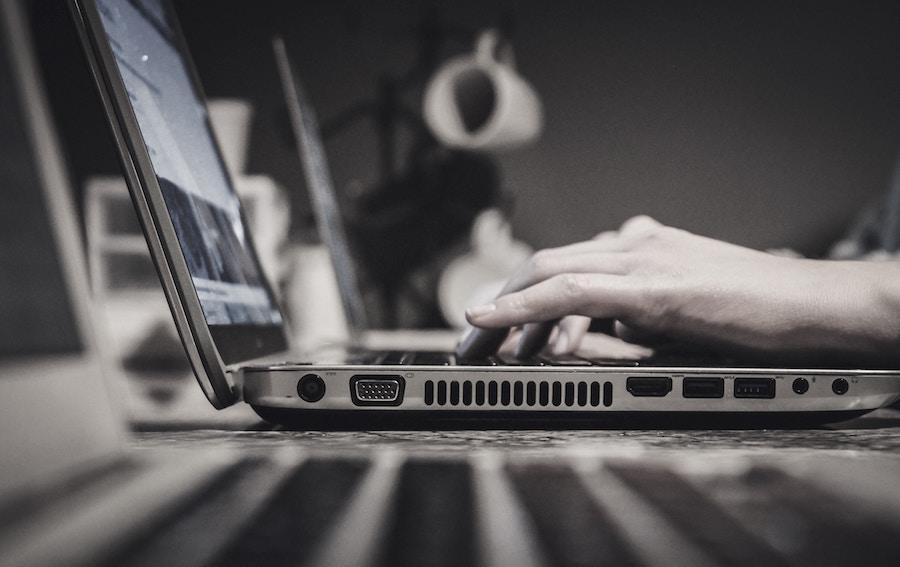 Judge Sentences Former FBI Analyst to 7 Days in Jail for Accessing GOP Activist’s Emails