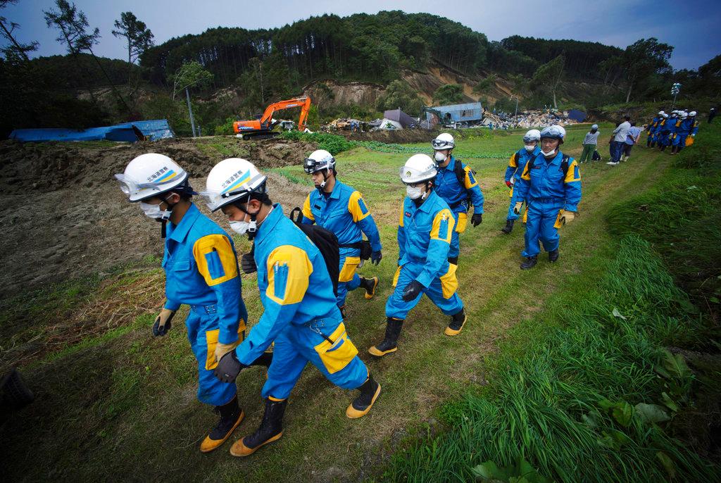 Japan Quake Toll up to 18 as Rescuers Dig Through Landslides