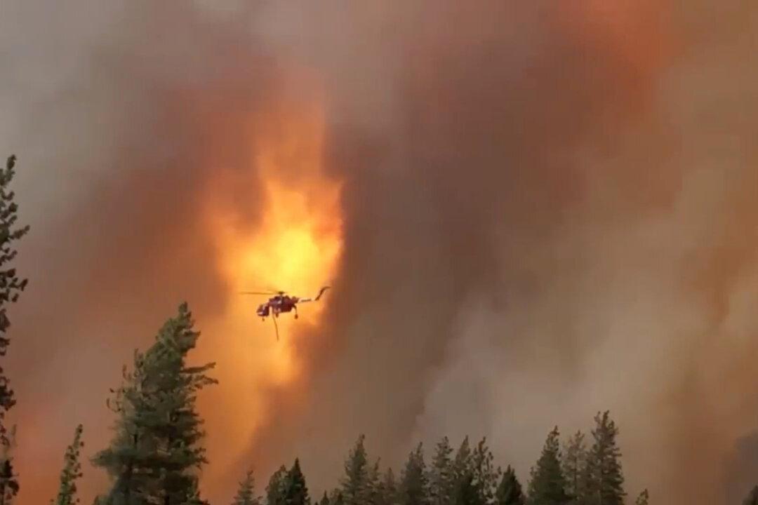 Crews Fight to Outflank Raging Northern California Wildfire