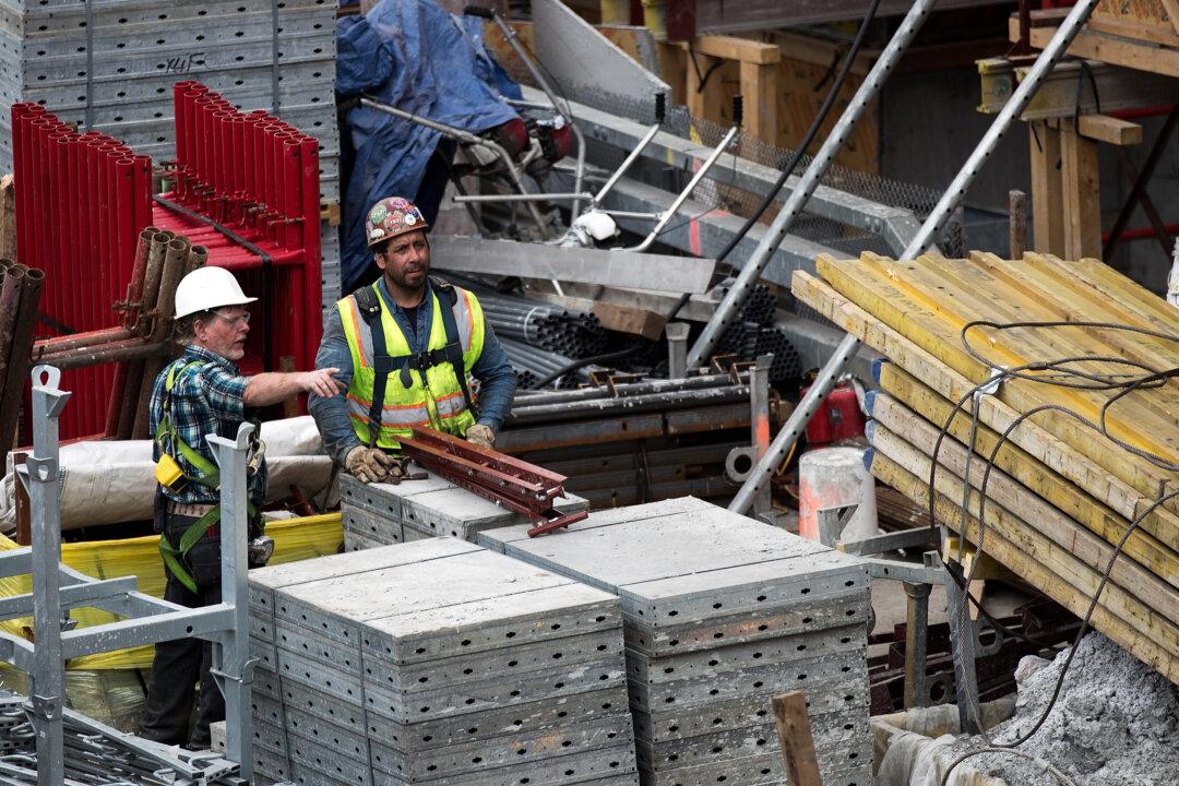 US Middle-Class Income Rises to Highest on Record