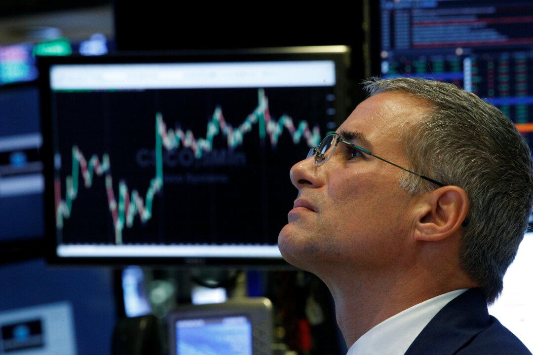 Global Stocks Rise Amid New Tariffs, Dollar Gains