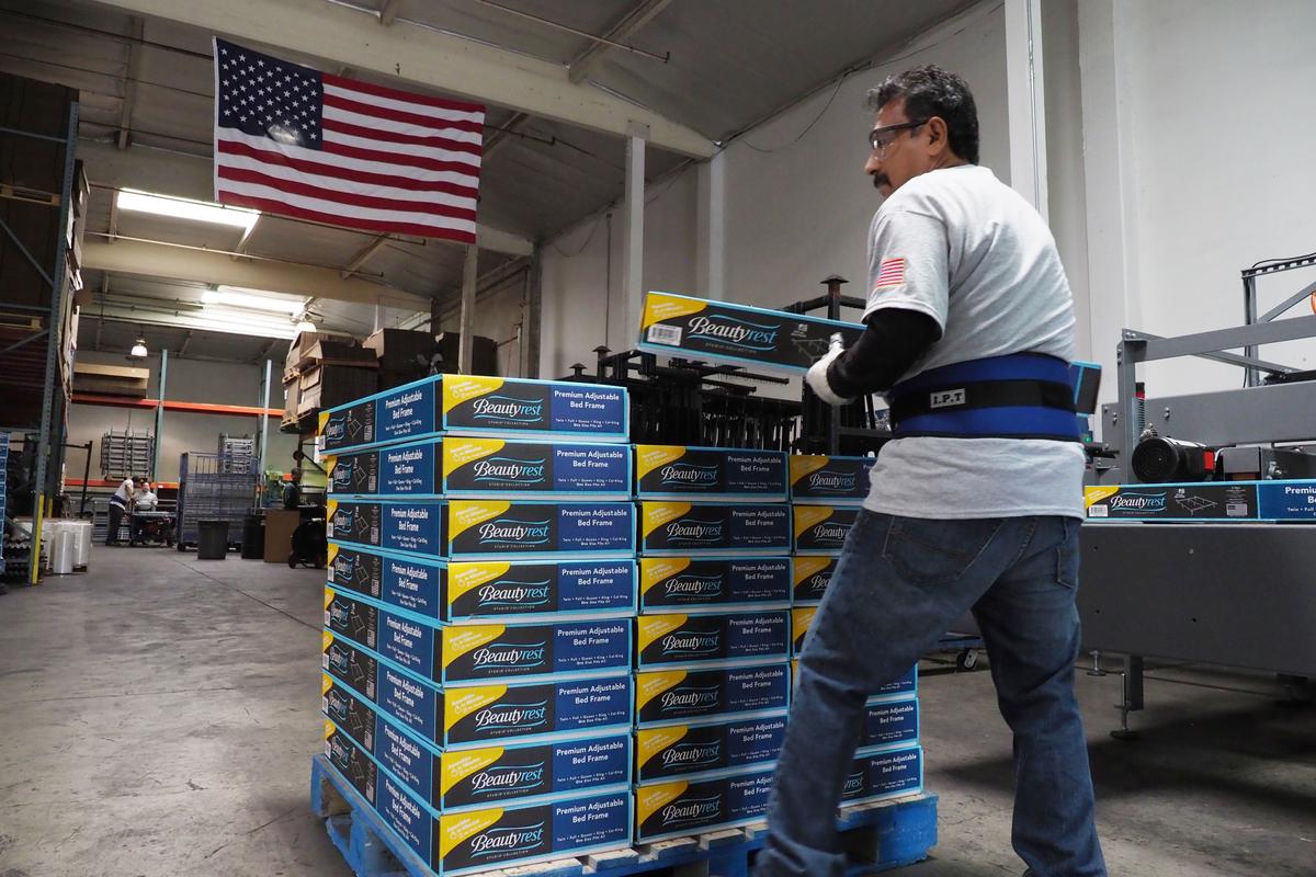 Hispanic Middle-Class Incomes Rise Again, to Highest Ever