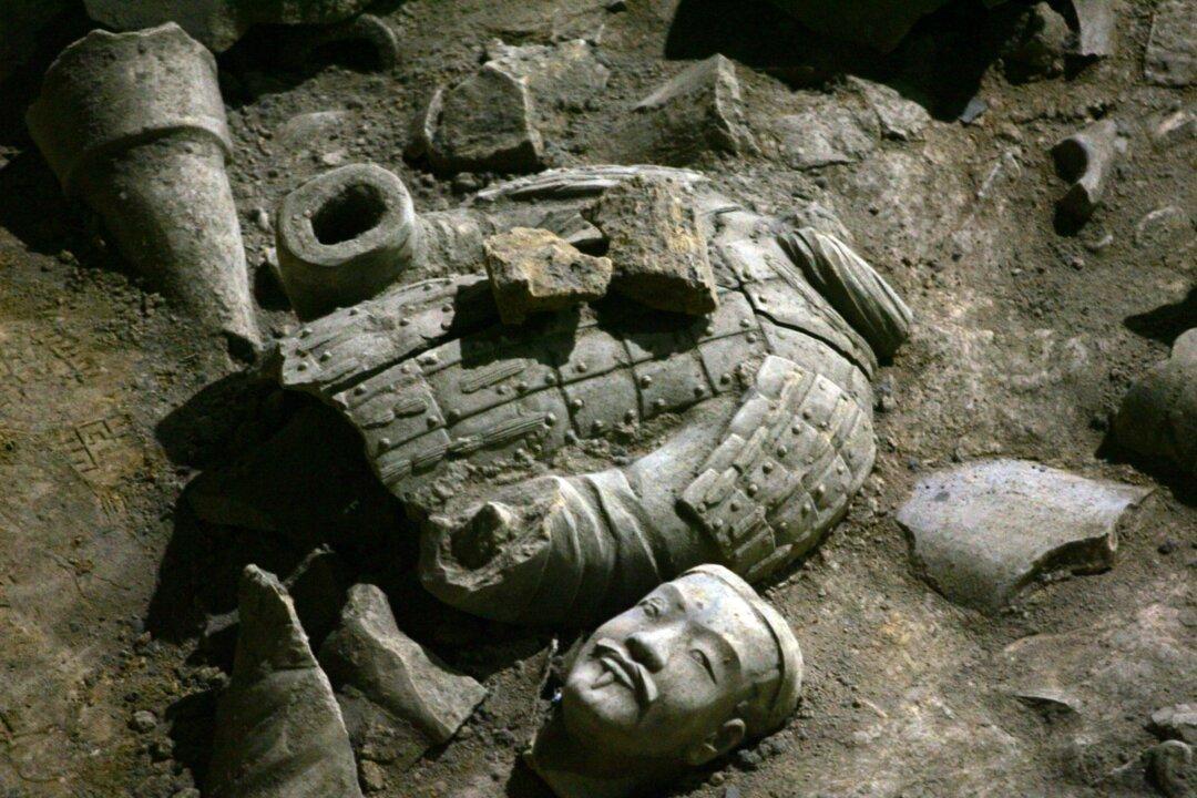 Chinese Court Sentences Police Officers Complicit in Raiding Ancient Tombs