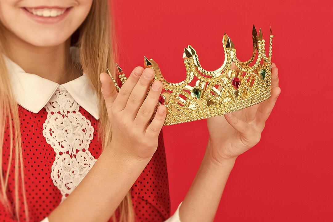Iowa Homecoming Queen Gifts Her Crown to ‘Uplifting’ Classmate Who Has Down Syndrome