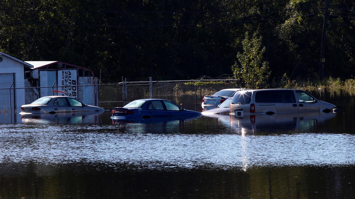 Cars sit in flooded waters due to Hurricane Florence, now downgraded to a tropical depression, in Kinston, N.C., U.S., Sept. 19, 2018. (Eduardo Munoz/Reuters)