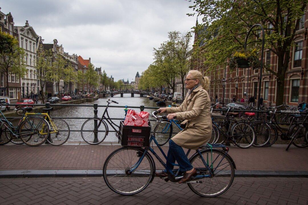 Netherlands to Ban Cyclists From Using Cellphones