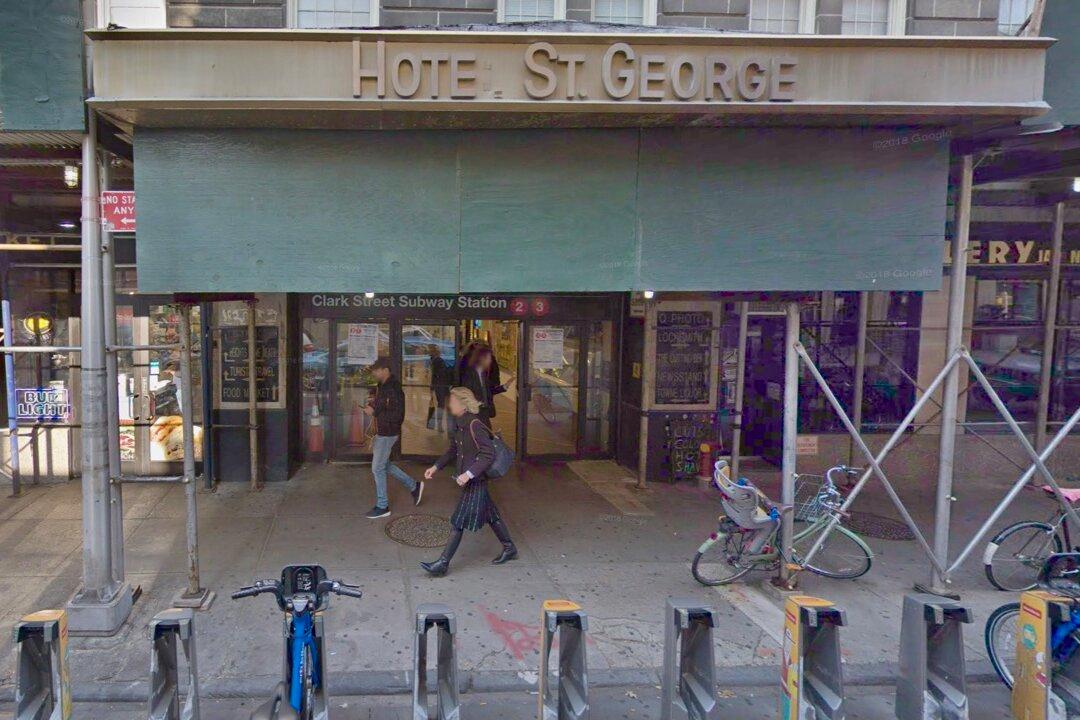 Customers Trapped in NYC Subway Elevator Panic As Firefighters Arrive