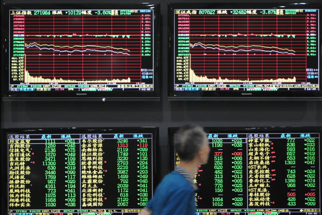 China Shares Tumble, Central Bank’s Move to Aid Economy Shrugged Off