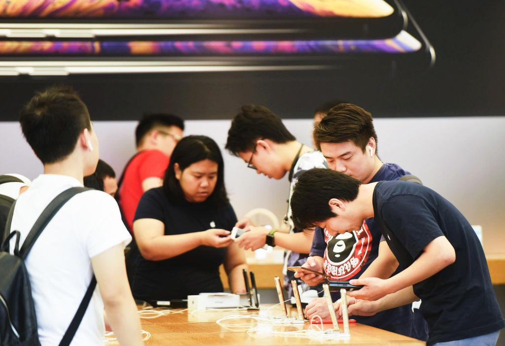 Fraudulent Schemes Abound in China to Profit From High Demand for Apple Devices