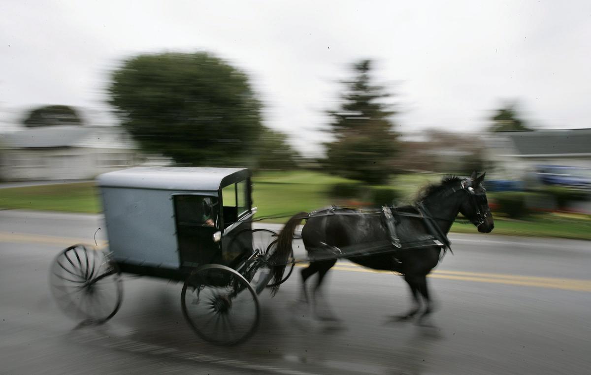 Video: 250 Amish Men Lift and Carry Entire Barn 150 Feet
