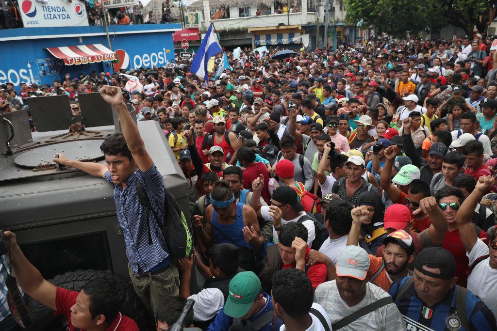 Over 3,000 US-Bound Migrants Cross Illegally Into Guatemala in Caravan