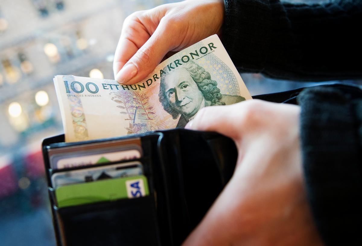 Euro Drops Against US Dollar Amid Renewed Safe-Haven Demand