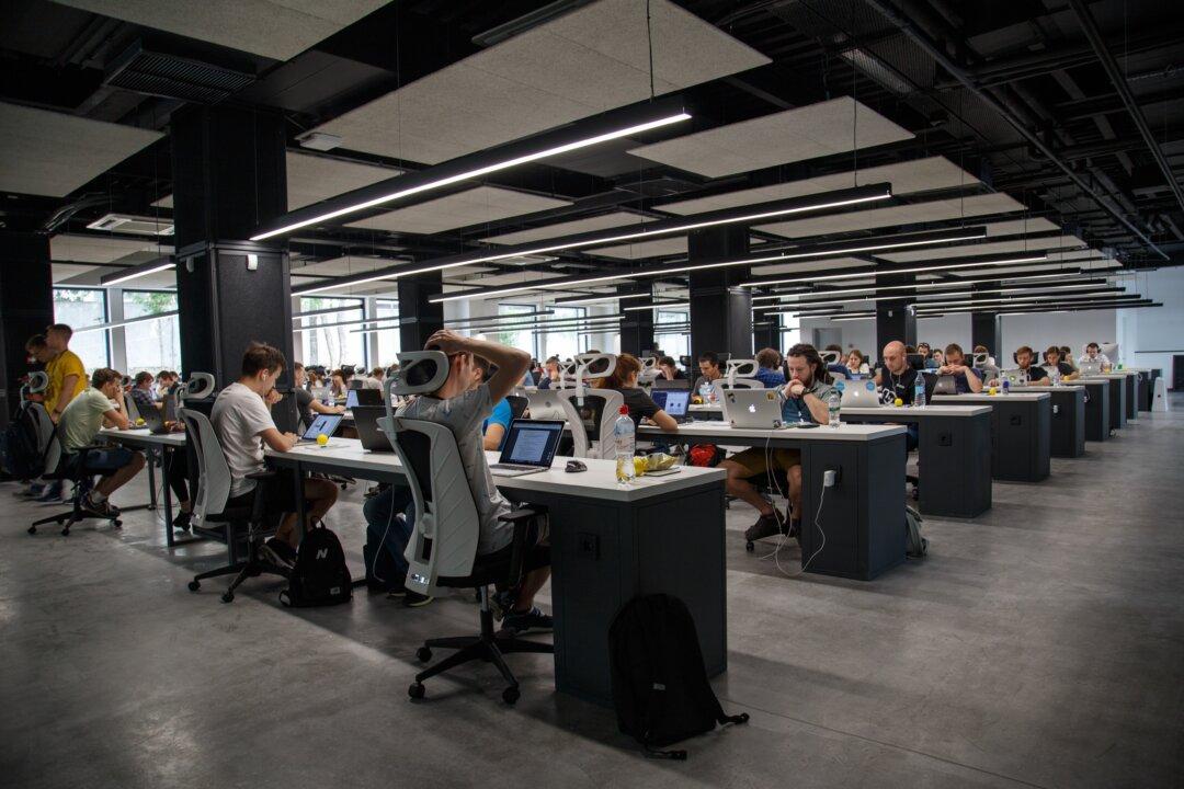Sit-Stand Desks Cut Daily Sitting Time, May Help Engage Workers