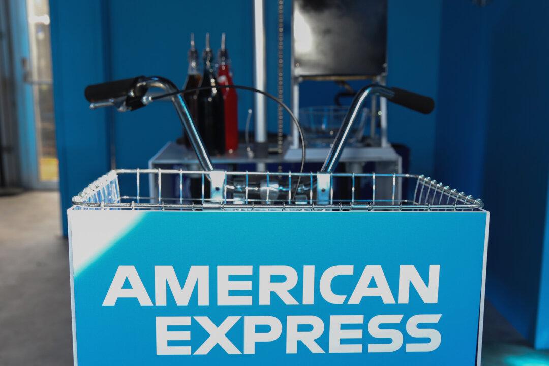 China Grants Payments License to American Express, in Venture with LianLian
