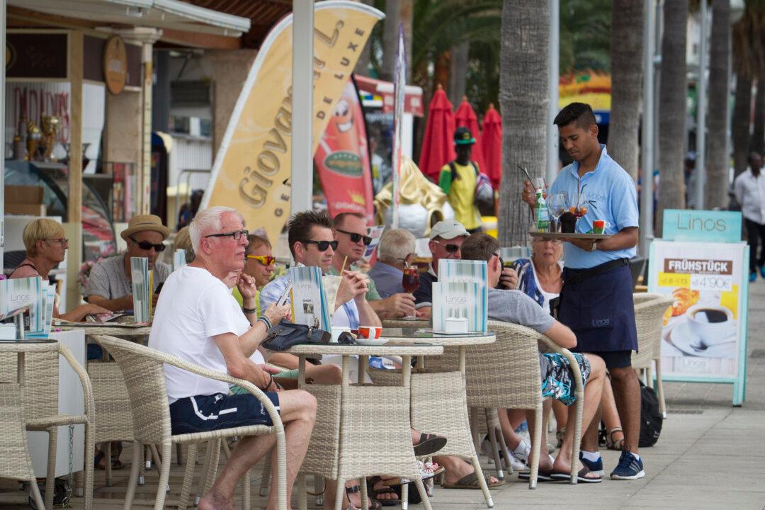 Spain’s Planned Minimum Wage Hike Decried by Business Community, Opposition