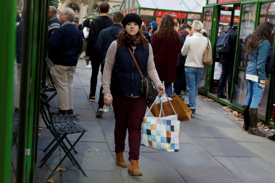 US Retail Sales Rebound, but Consumer Spending Slowing