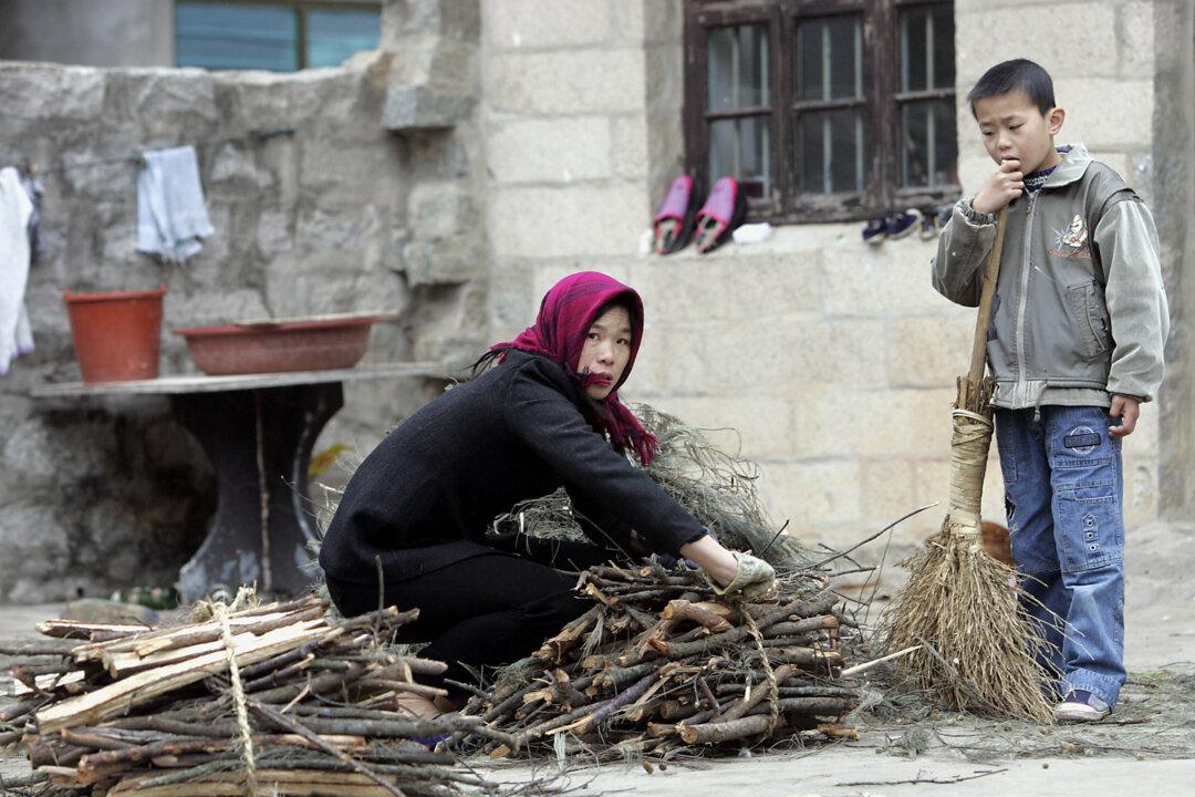 Coal Ban Forces Chinese Living in Frigid North to Burn Furniture to Keep Warm