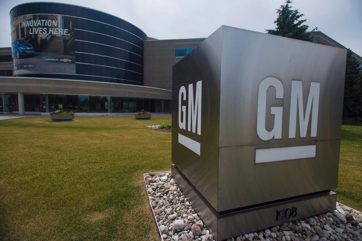 Workers Stream out of GM Oshawa Plant Amid Reports of Planned Closure