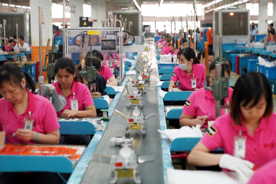 China’s Industrial Profits Slow for 6th Month, Seen Weakening Further
