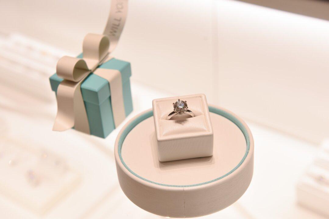 Tiffany Sales to Chinese Tourists Disappoint, Shares Fall Sharply
