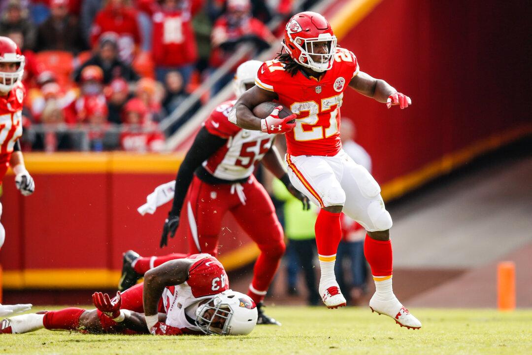 Kareem Hunt of Kansas City Chiefs Kicks, Pushes Woman in Video: Reports