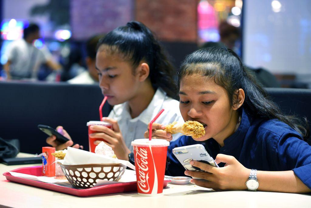 British Restaurant Launches Trial: Free Kids Meals If Parents Don’t Use Their Phones