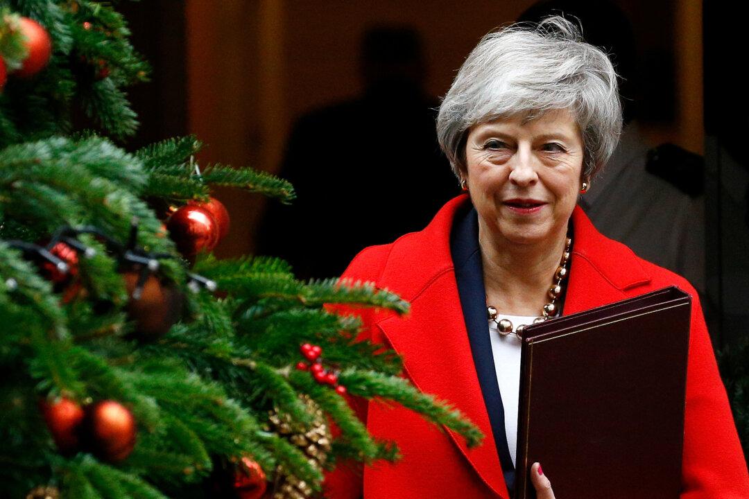 May Shortens UK Cabinet’s Christmas Break to Prepare for ‘No Deal’ Brexit
