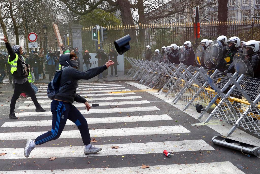 France: 135 Hurt in Protests; 1,000 Detained