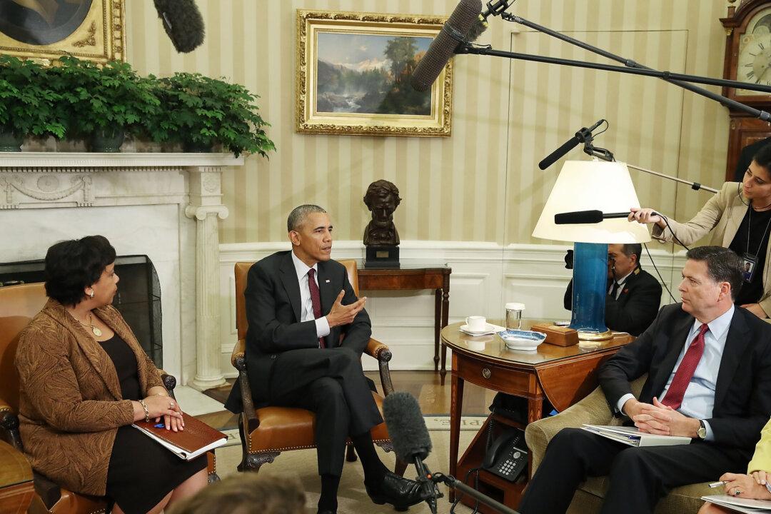 Ex-FBI Director Questioned About Secret Memo on Lynch Ahead of Testimony