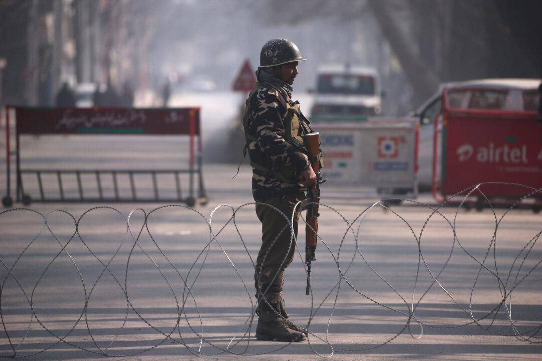 Indian Forces Lock Down Kashmir City, Hold Leaders to Stifle Protests
