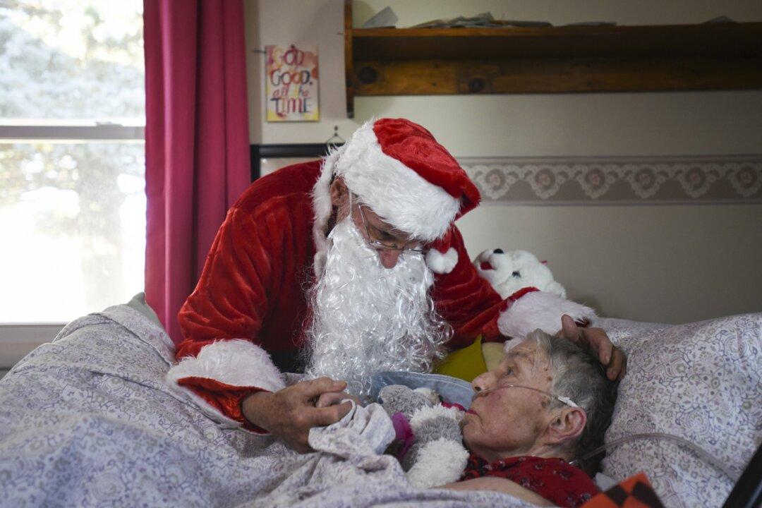 Michigan Man, 90, Brings Christmas to Wife in Nursing Home