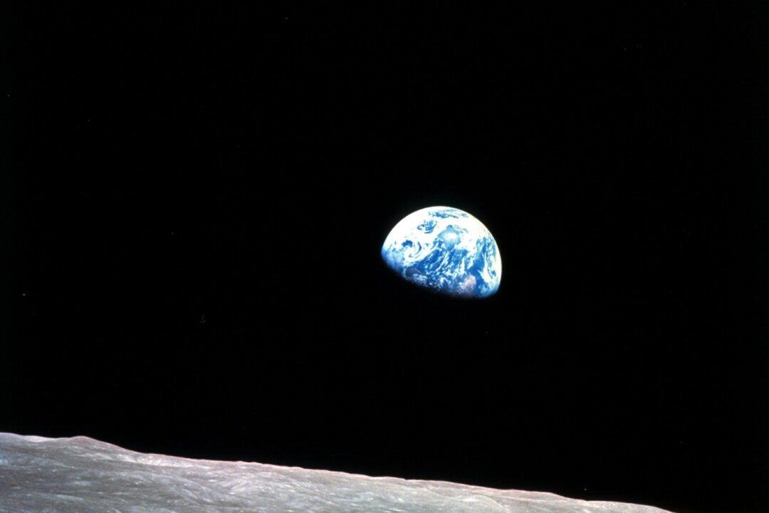 Apollo 8 Astronaut William Anders Who Took ‘Earthrise’ Photo Dies Aged 90