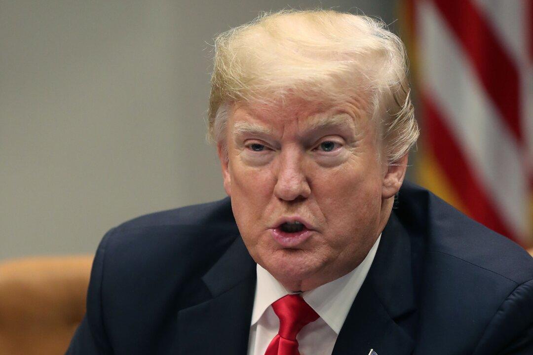 Trump Issues Order Freezing Federal Workers’ Pay in 2019