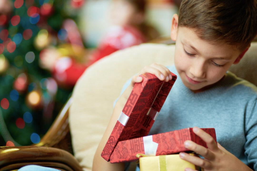Secret Santa gifts $10,000 to widower with 7 kids, leaving him speechless