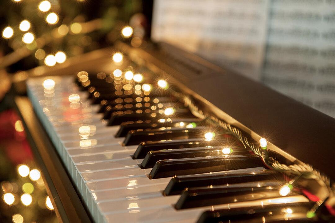 Man Takes 500,000 Xmas Light and Connects Them to His Piano