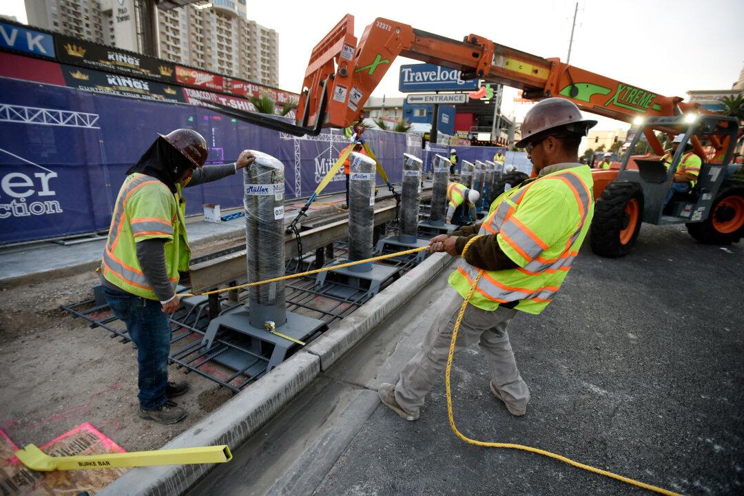 Jobless Claims Drop as Labor Market Keeps Strong