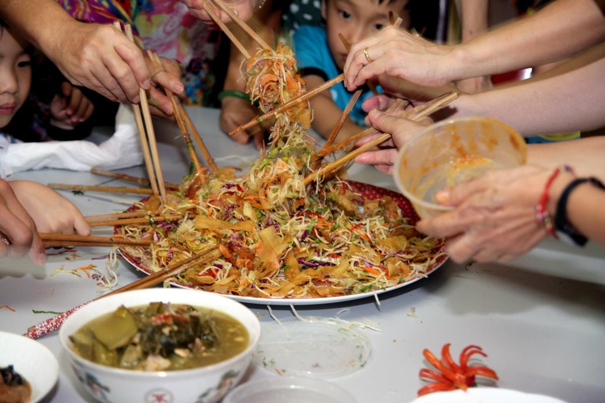 The Way We Serve Food Can Boost Cooperation