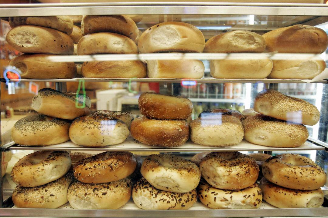 Man Ignites Internet Controversy After Posting Unusual Bagel-Slicing Method
