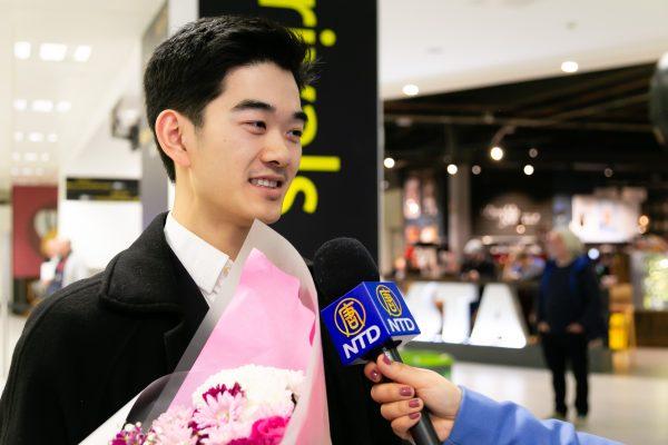 Principal dancer Vantanai Sae-Li at London's Gatwick airport on Jan. 6. (Roger Luo/NTD Television)